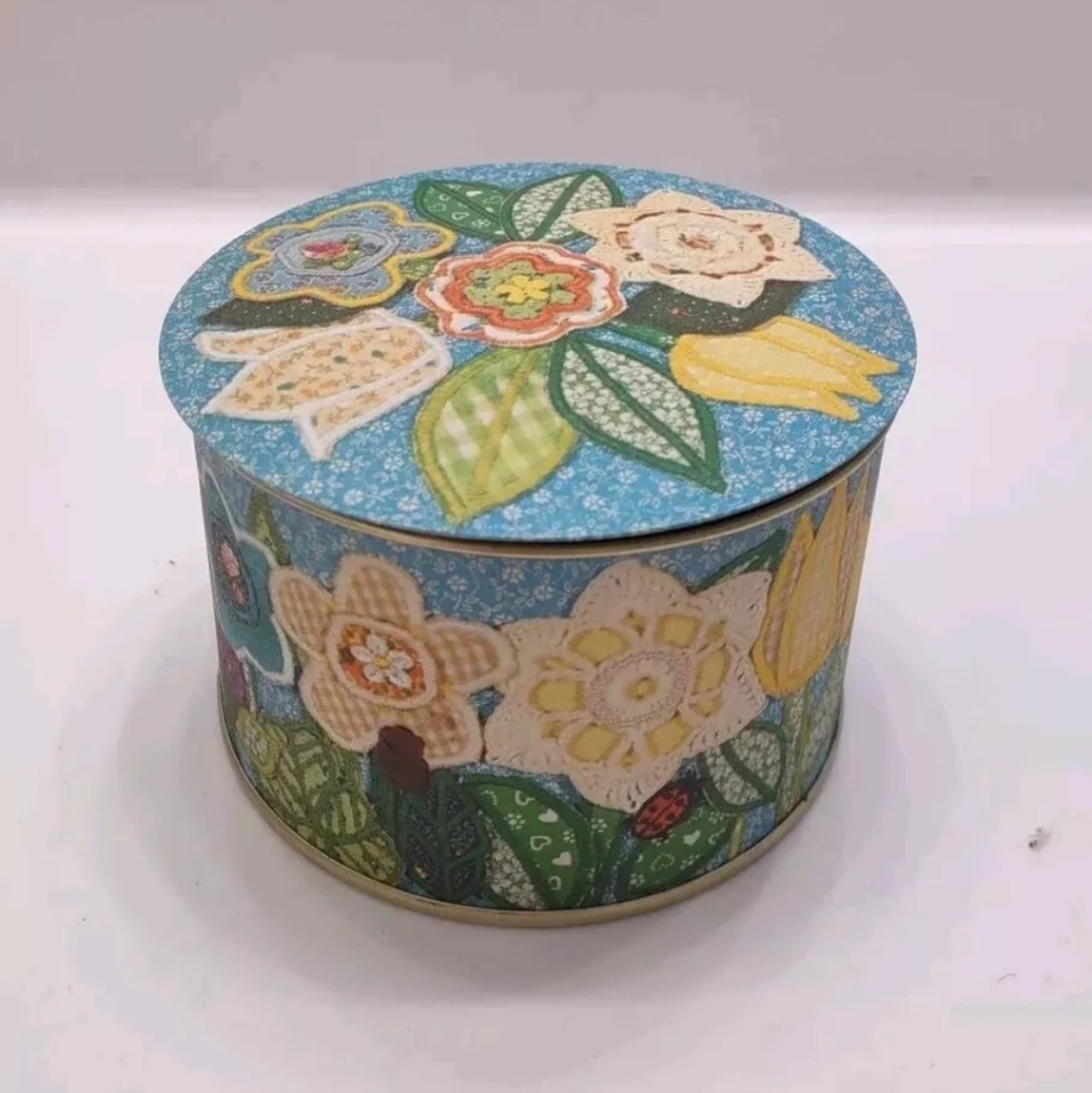 Current Calico Cookie Cutter Set Tin Round 5 Cookie Cutters Inside Vtg 1981